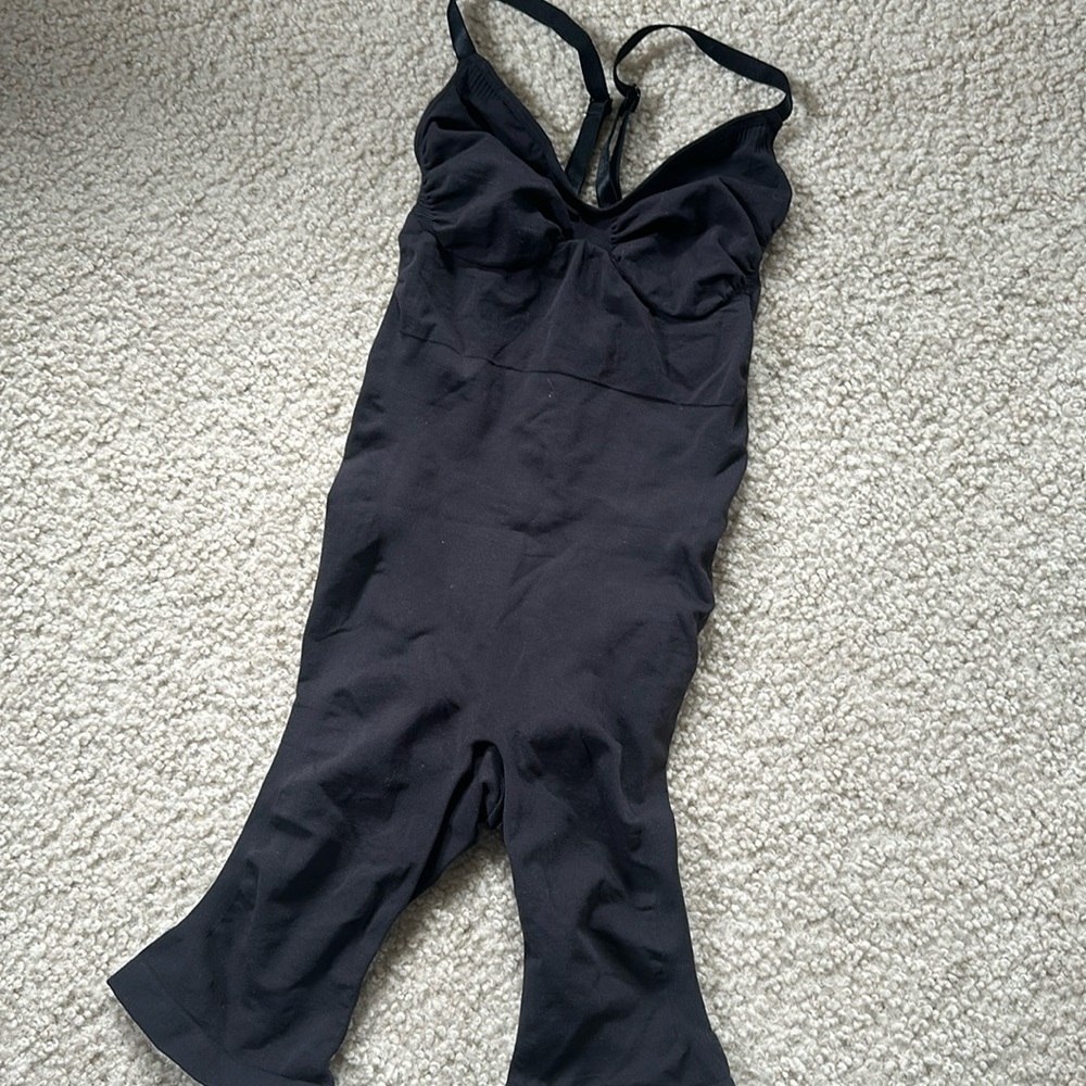 Skims seamless sculpting mid thigh bodysuit - Picture 2 of 4